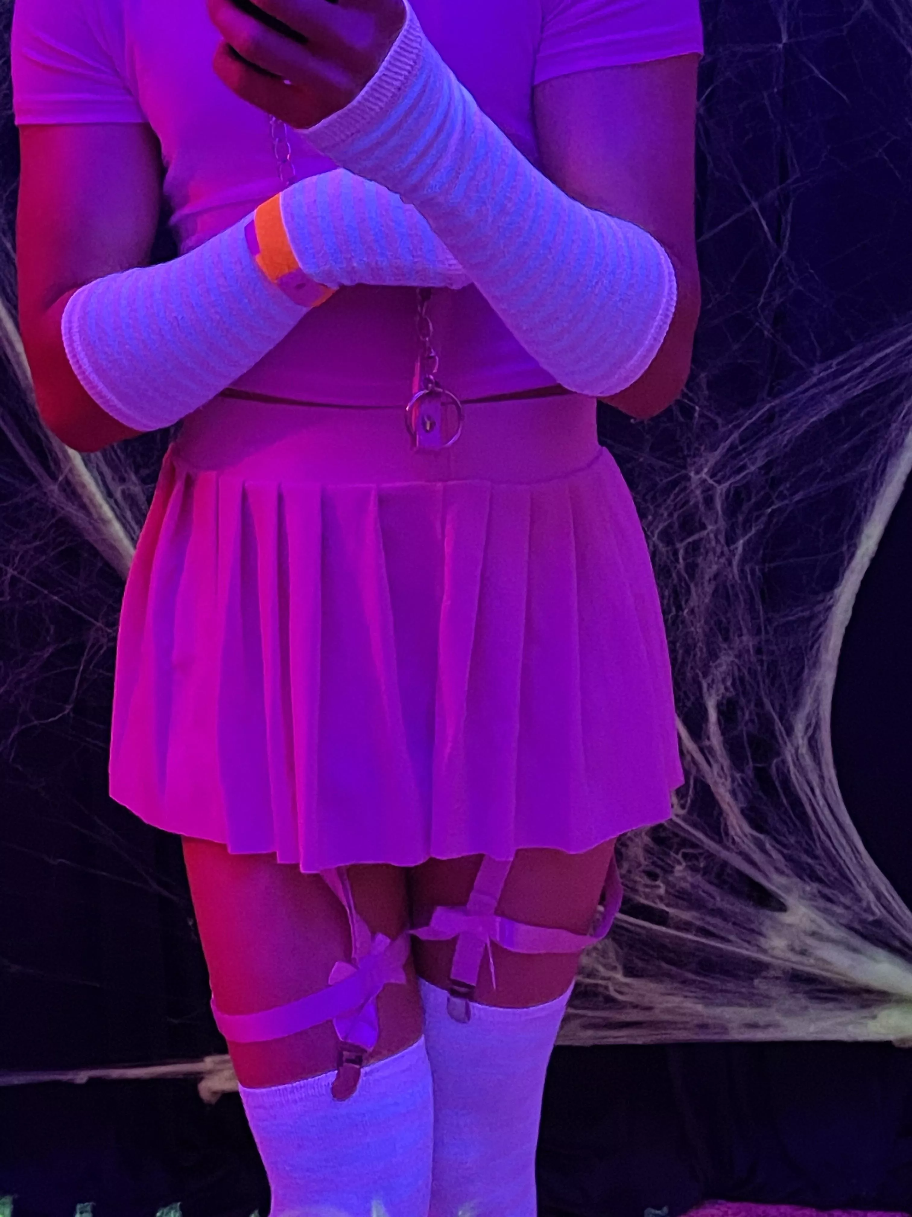  24 [M4F] pink femboy looking for a mistress into pegging and chastity (no men)