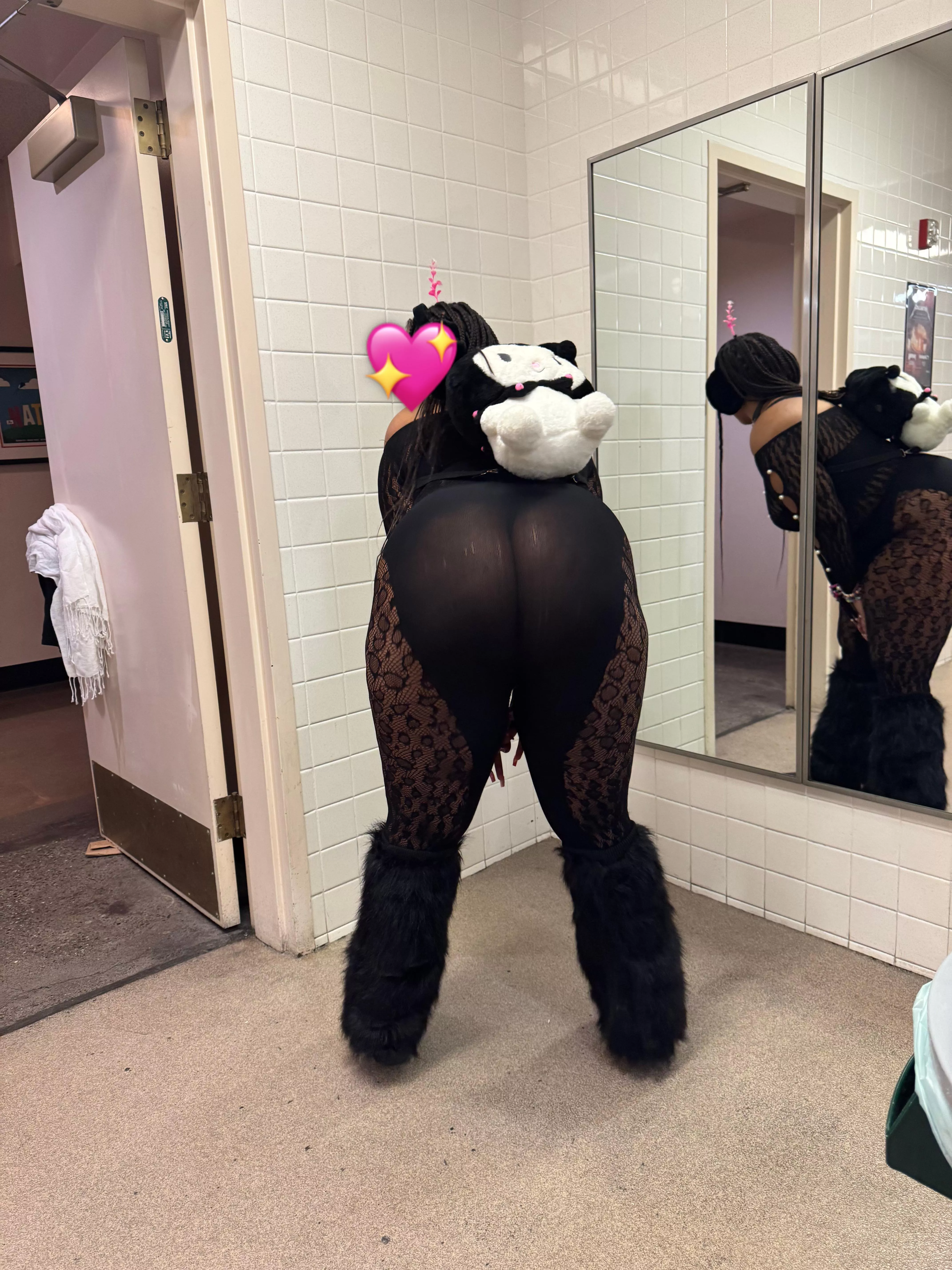 a little ass to end the week🥰