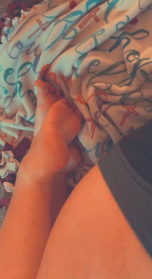 Anyone wanna lick my soles? or anything else you wanna do let me know 🤭