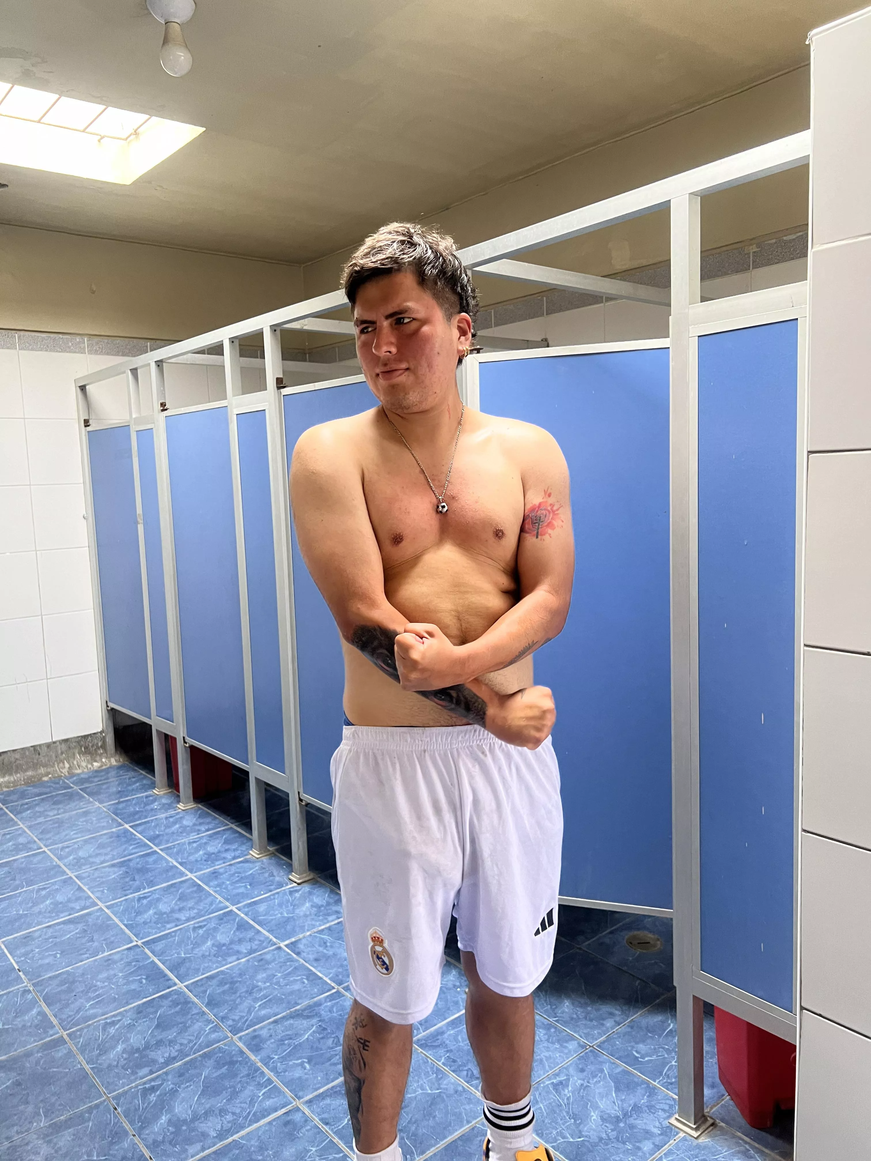 Come touch this sweaty body.