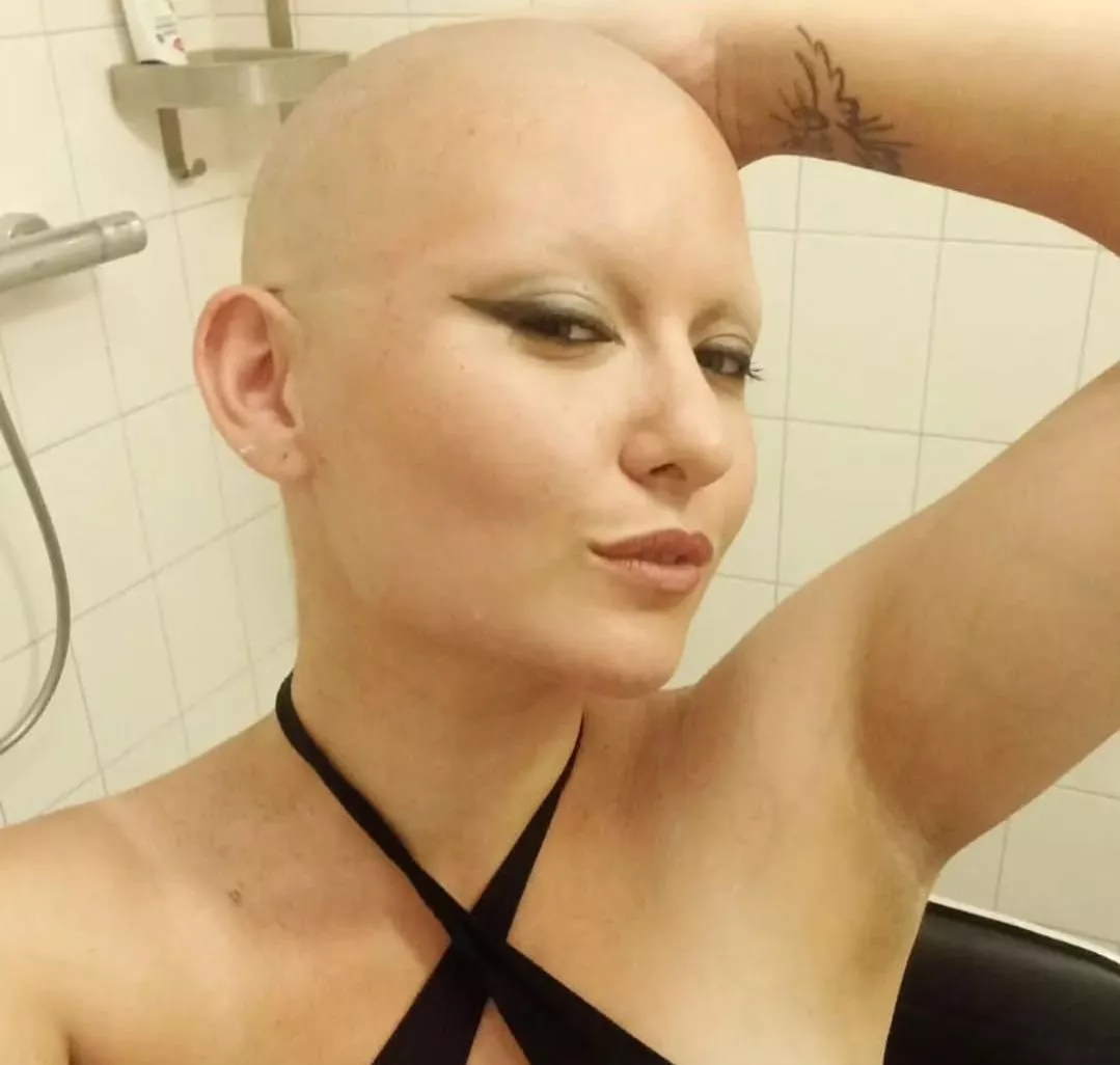 I dont need any hair to be smoking🔥