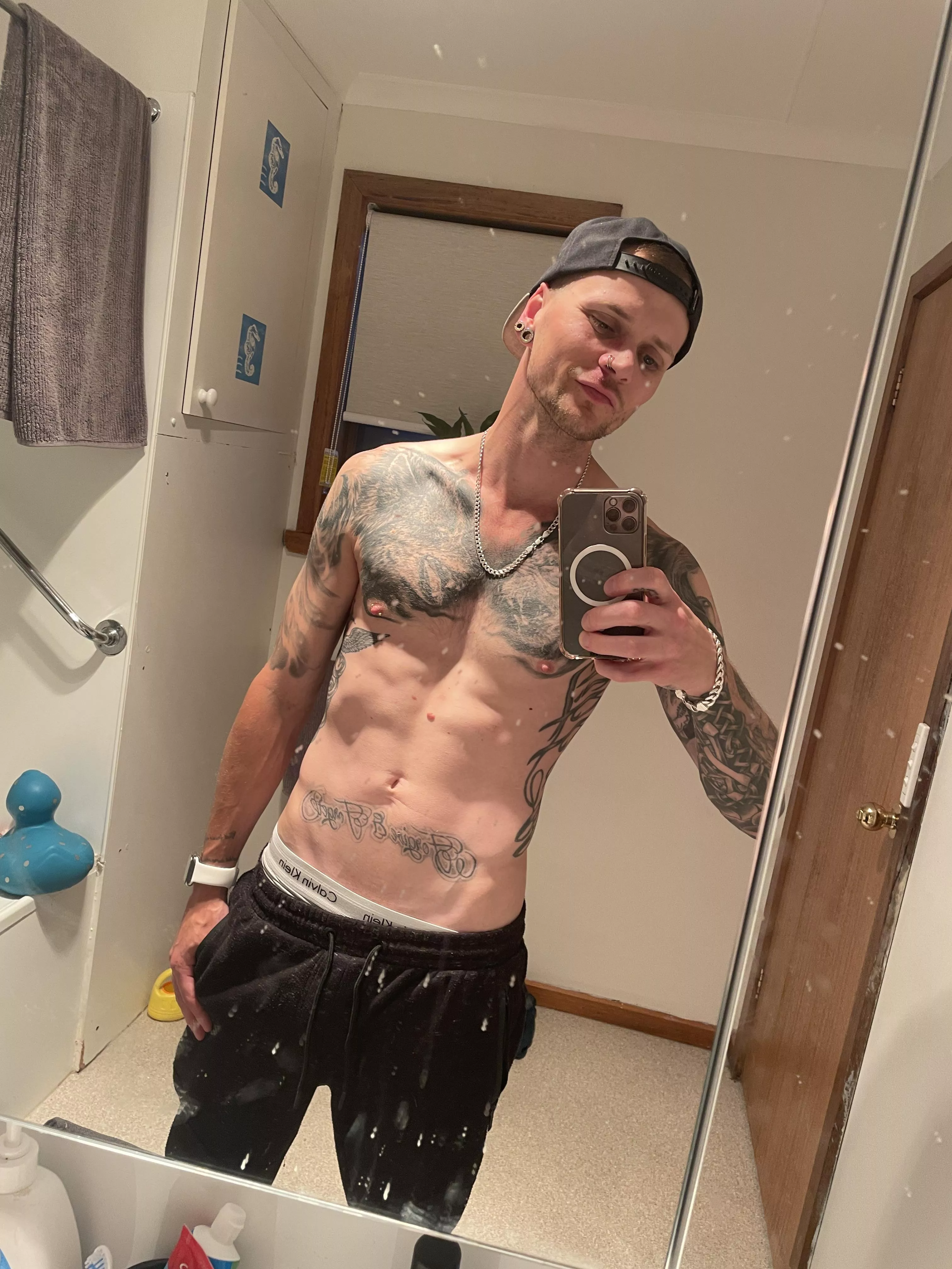 It’s hot to see a tatted-up Alpha with sub-funded chains on. But locking yourself into a Debt Subscription & watching your account drain automatically is hotter… DMs open ⛓️