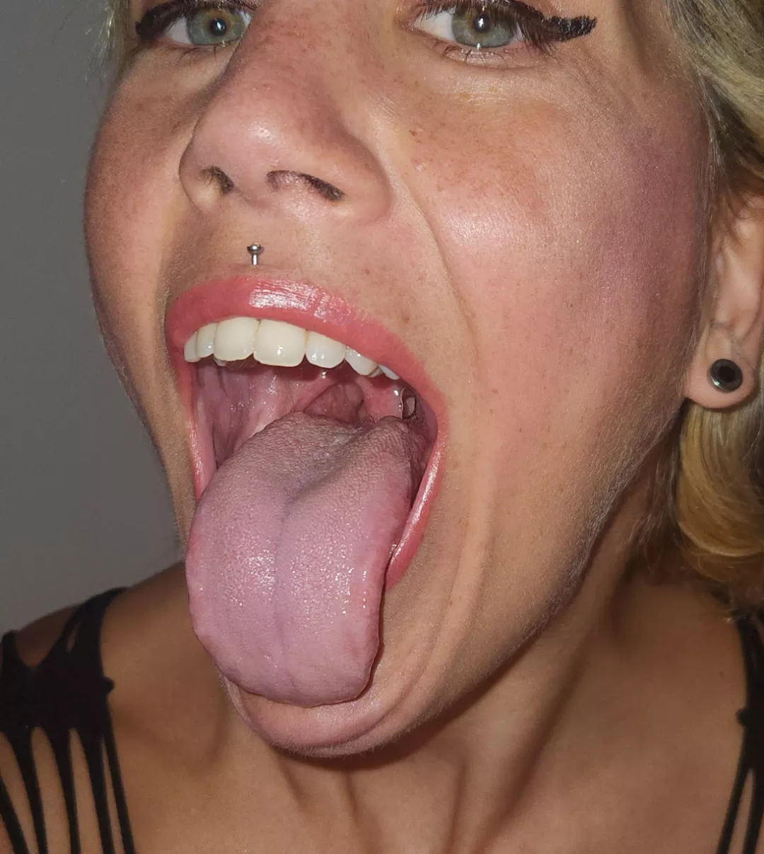 It's you, me and a long way to my belly, first I'll make you slide in my wet tongue 