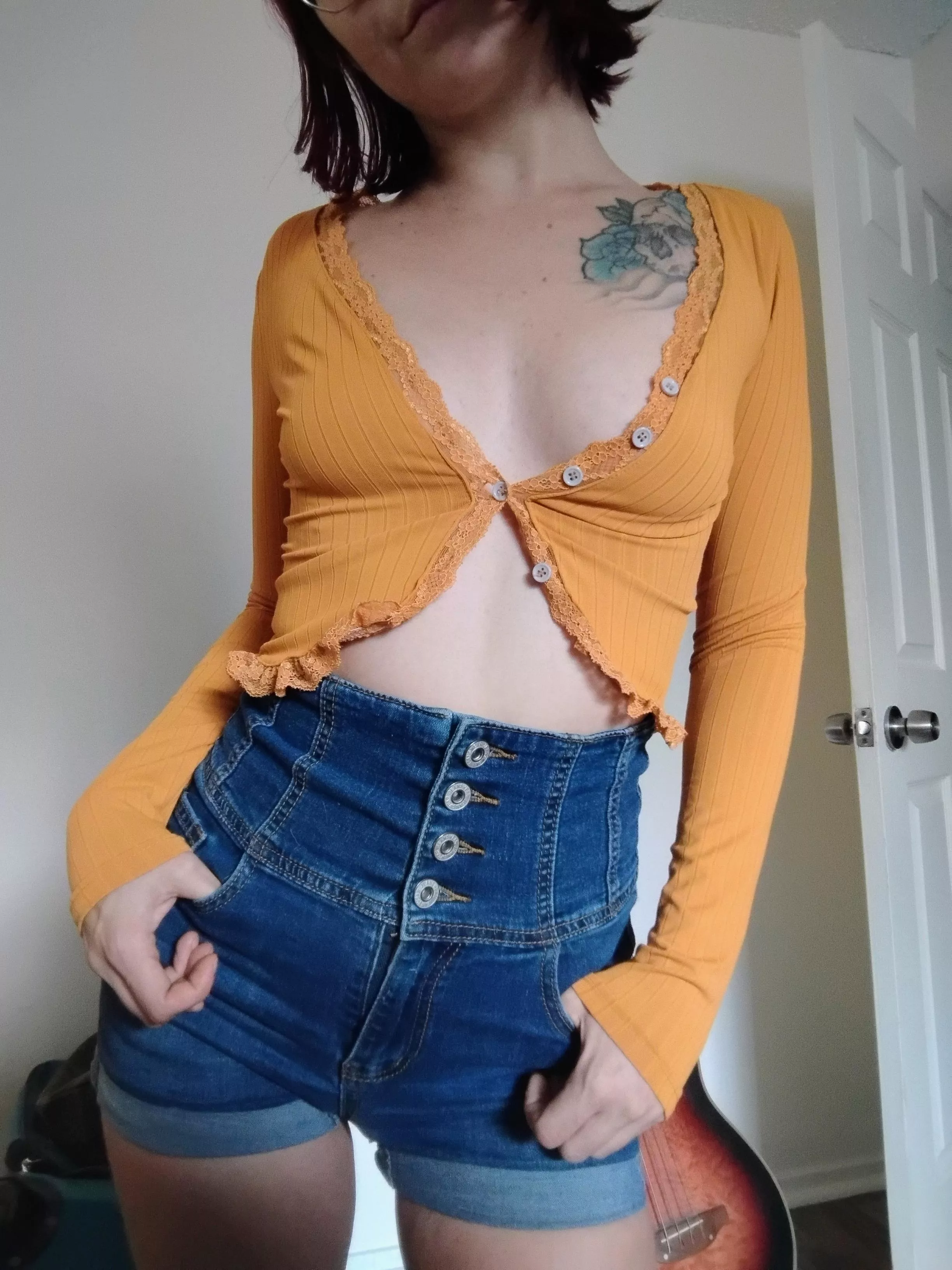 Love my jean shorts 💙💛