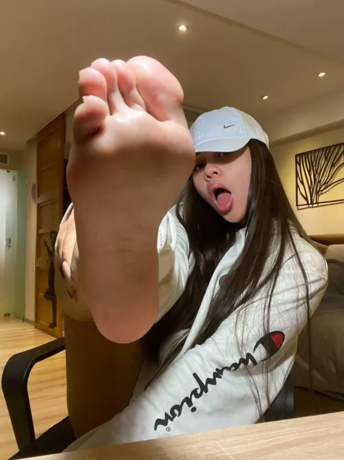 Open wide and suck my sweaty toes Footboy
