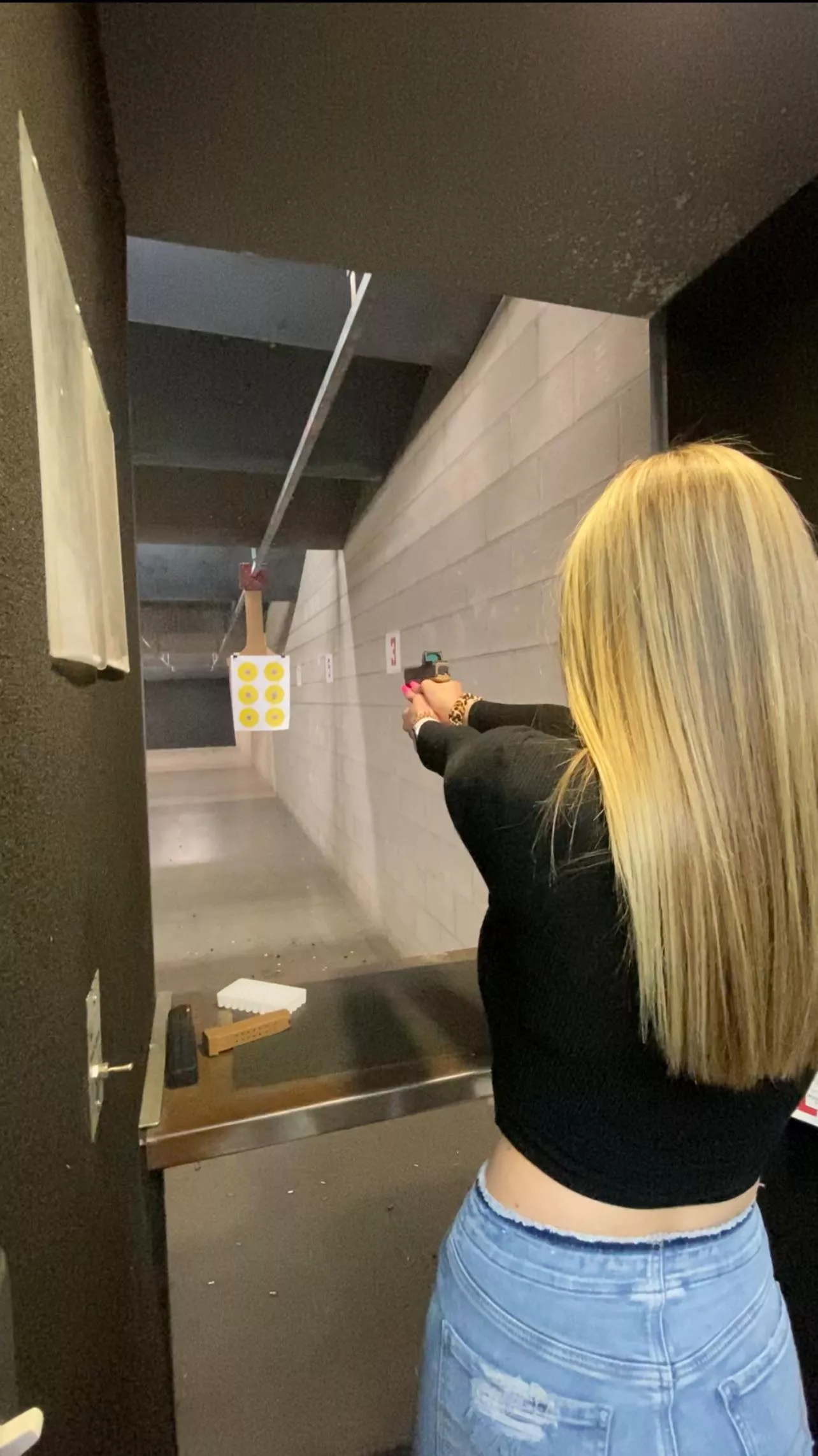 Pink nails & a Glock makes me feel pretty heheh