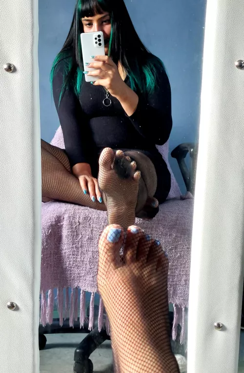 Spero che ti piacciano i piedi di una ragazza gotica