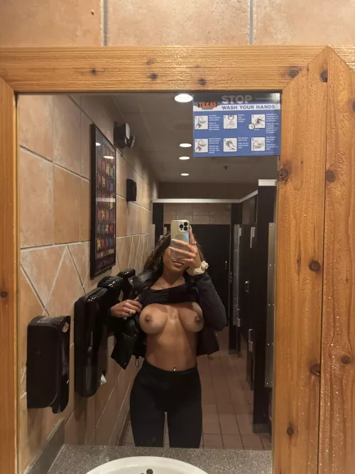 Texas Roadhouse last nignt. Anyone spot me at the bar?😉