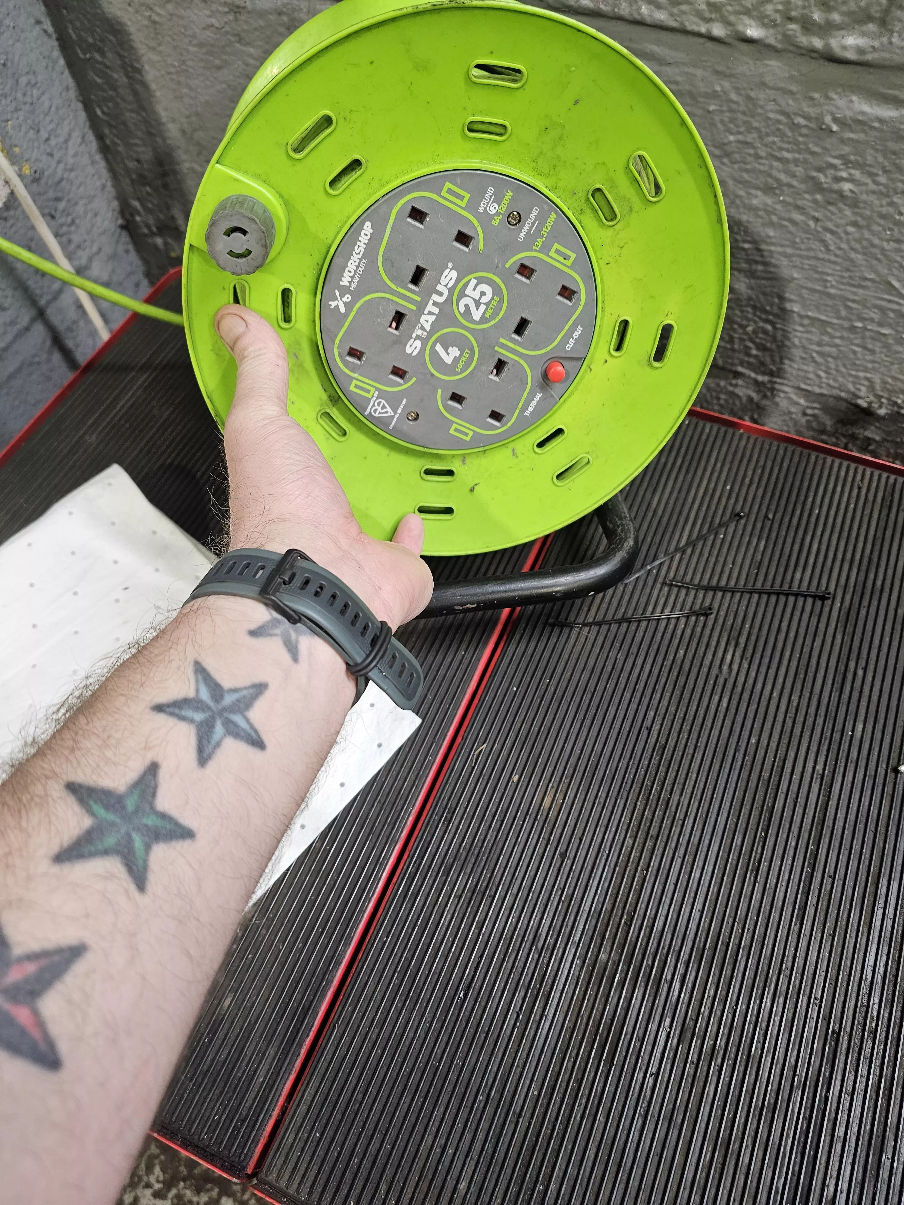 Verification post with 3 pin plug