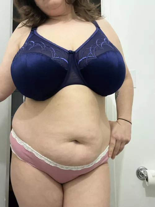 Who likes curvy mom bods 