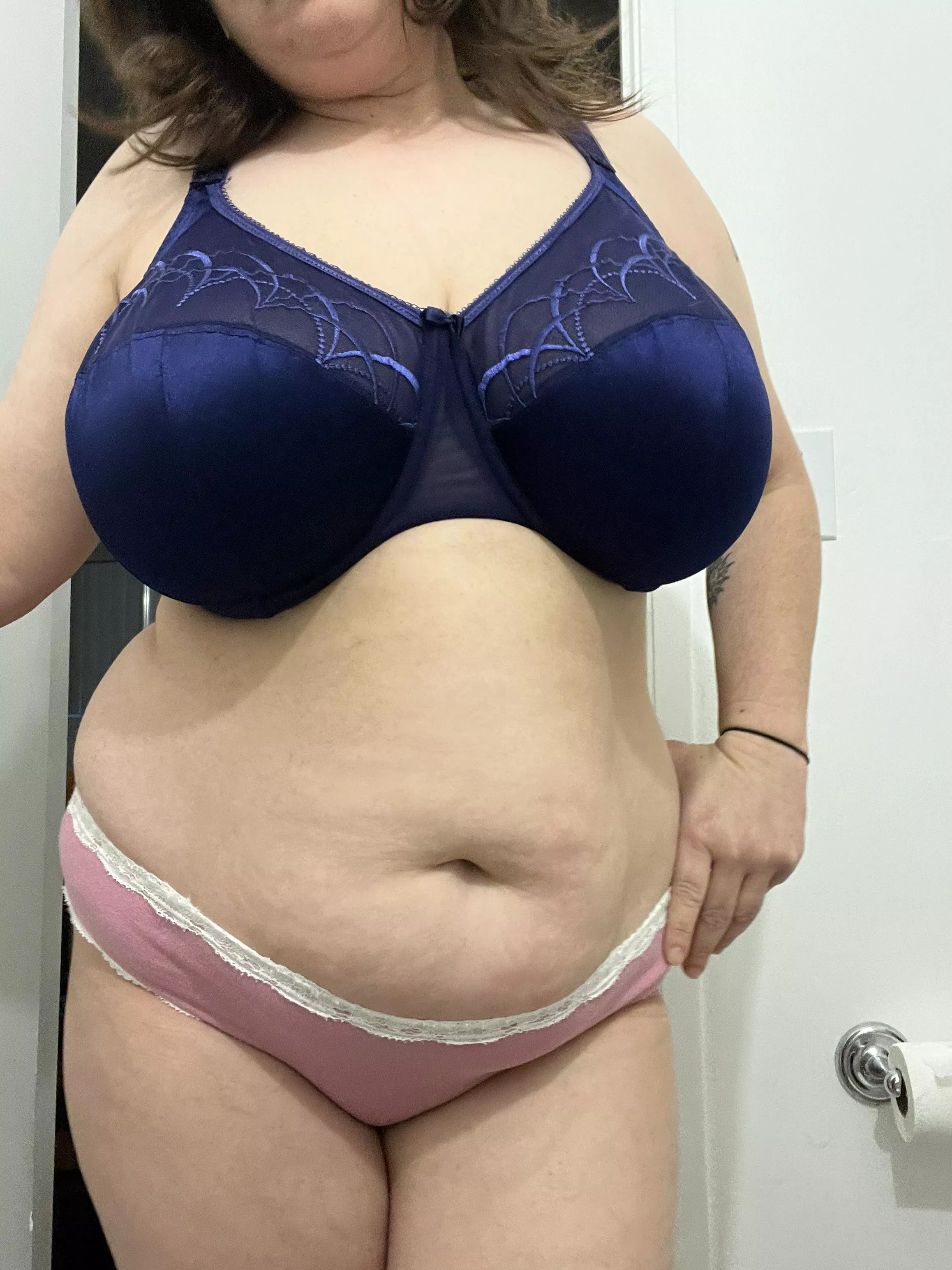 Who likes curvy mom bods 