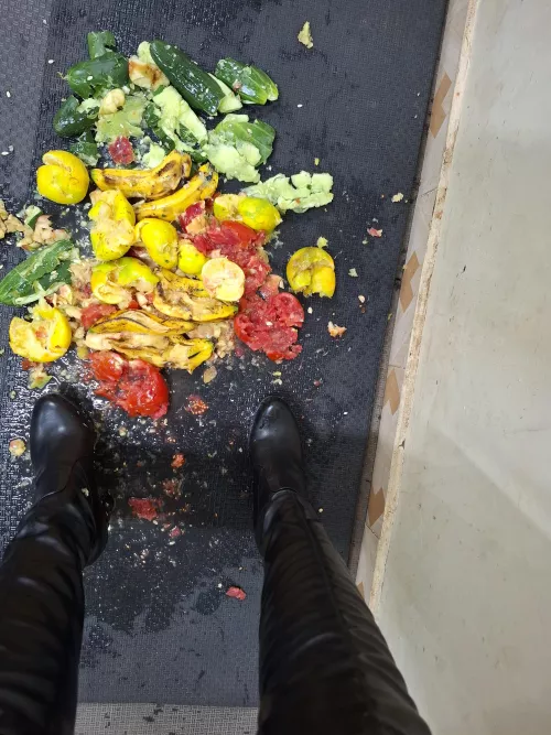 Who wants to lick my boots after this wholesome crush??