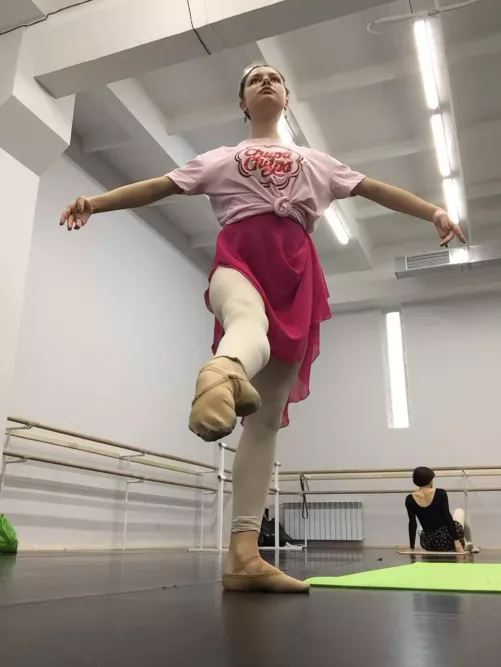 Worship to my strong ballet feet oc