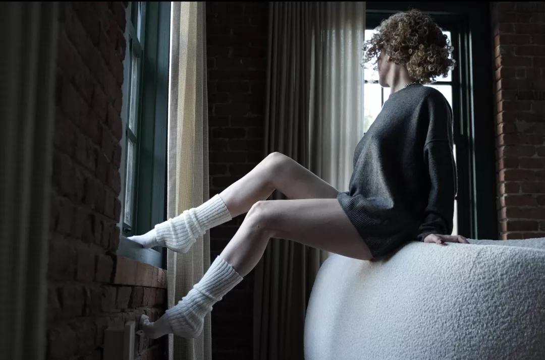 Your next door MILF in front of a window. Can you see me? 😉