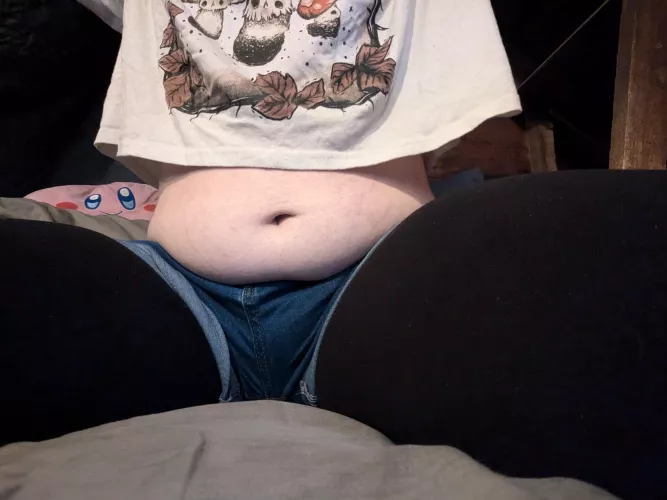 Anyone like femboy tummy :3