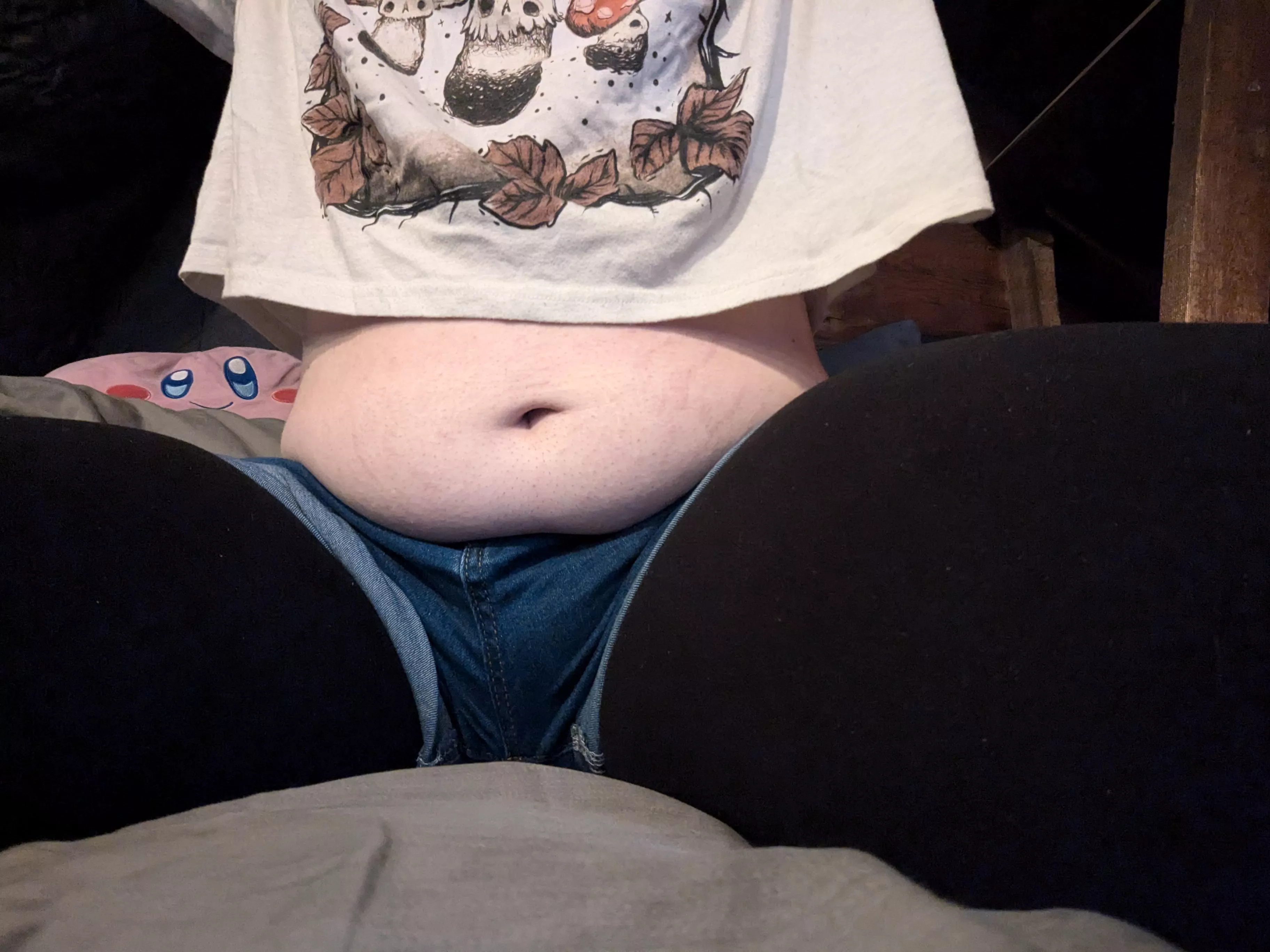 Anyone like femboy tummy :3