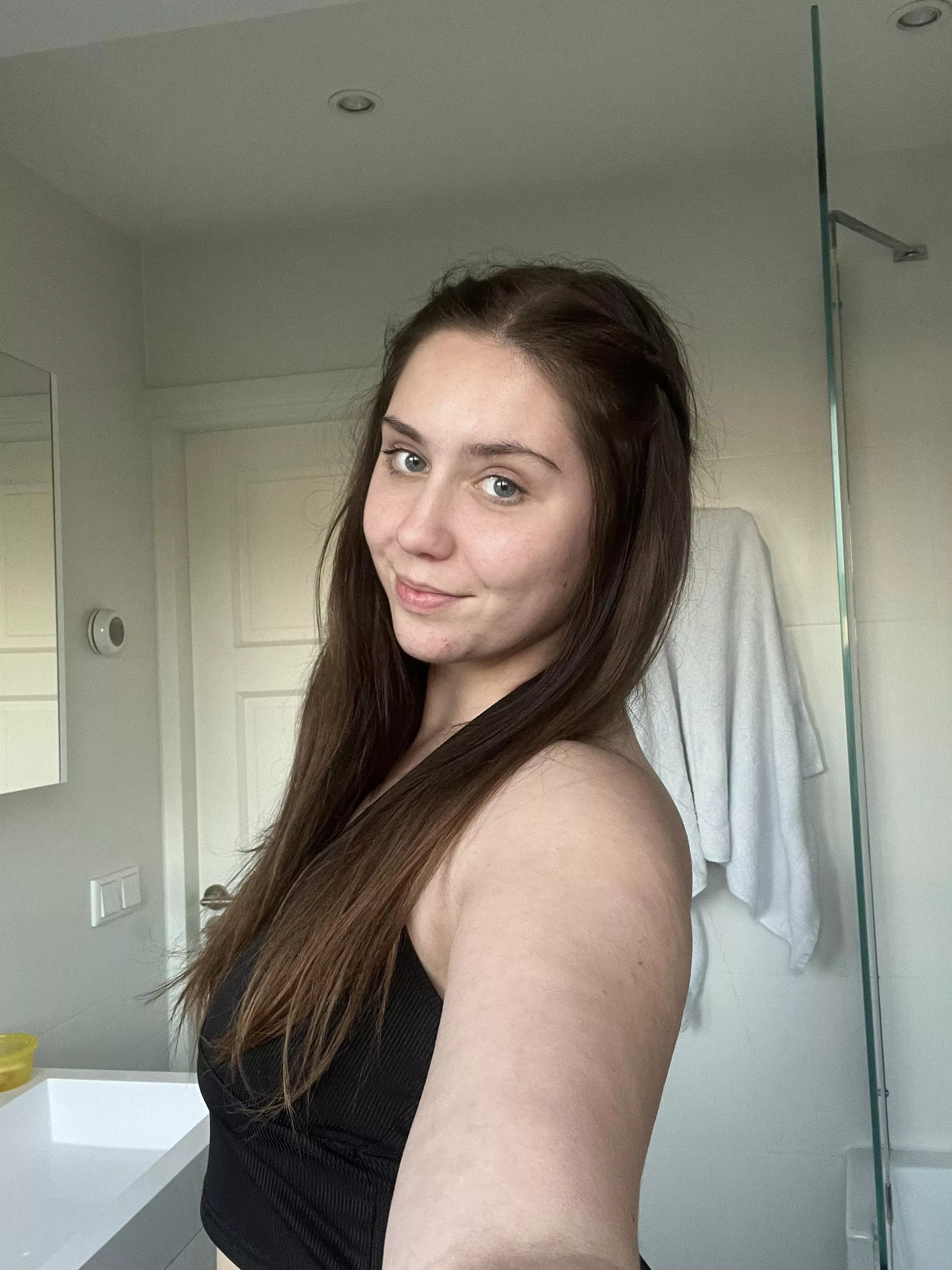 bathroom selfie cause why not