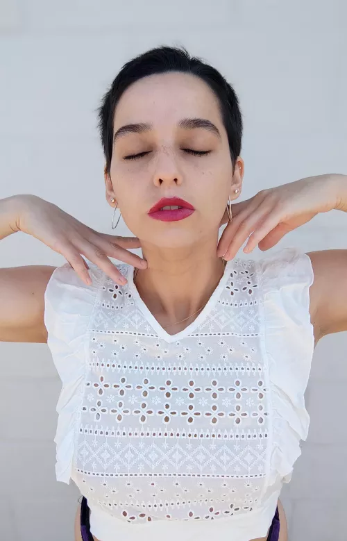 Do you want to see how I paint my lips?