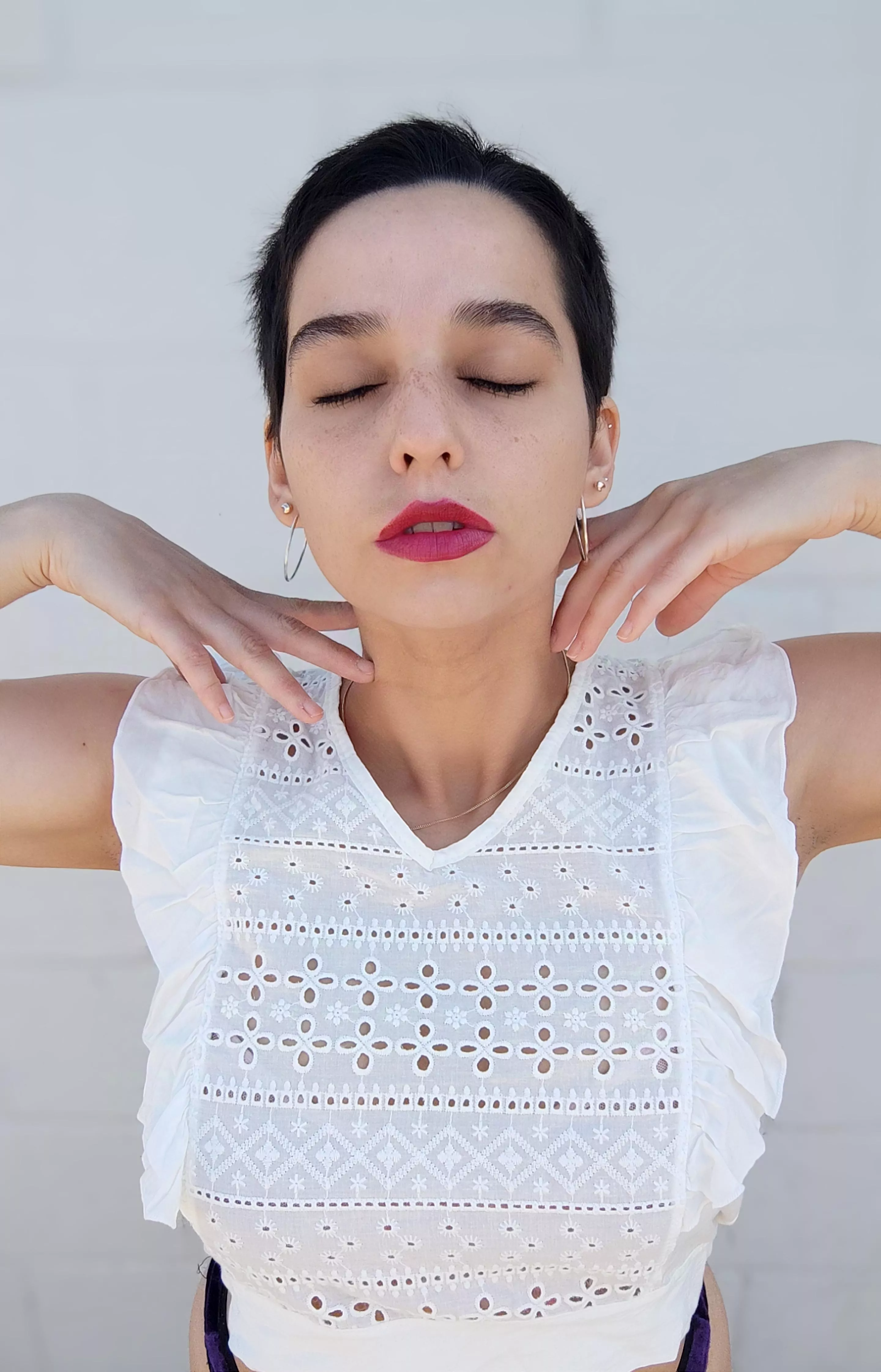 Do you want to see how I paint my lips?