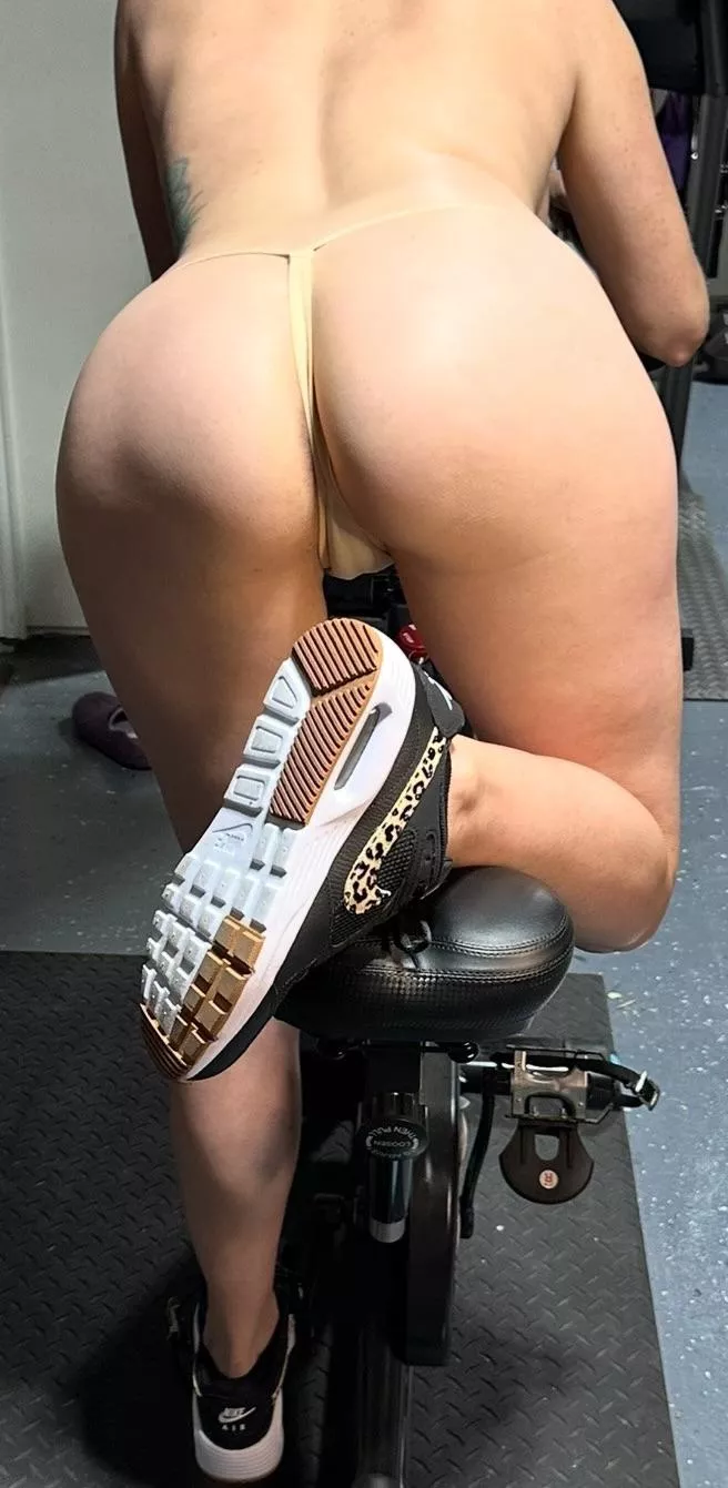 Does this mom in a thong get it hard 🍆