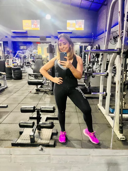 Just a girl in her leggings, making the gym a whole lot hotter