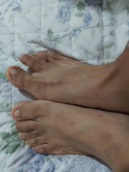 My feet say hello love 