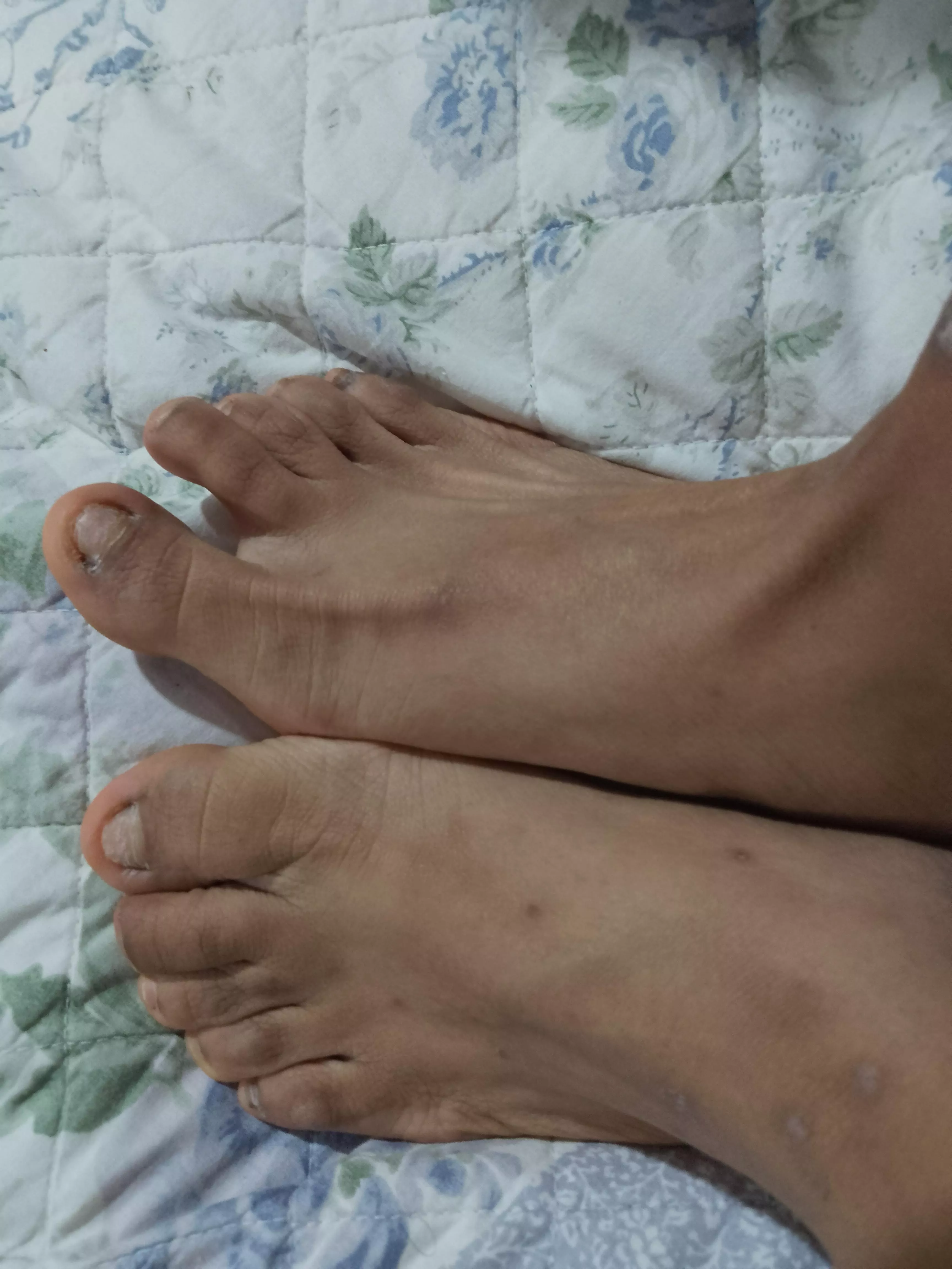 My feet say hello love 