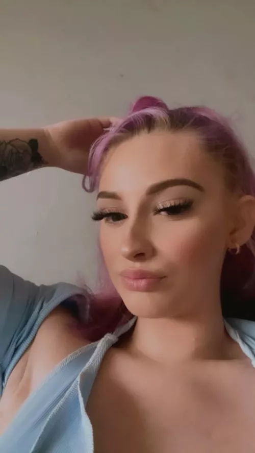 Pretty girl needs a daddy 😋