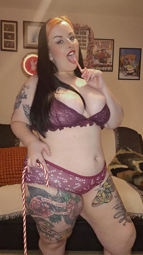 Showing off my soft navel in festive lingerie 