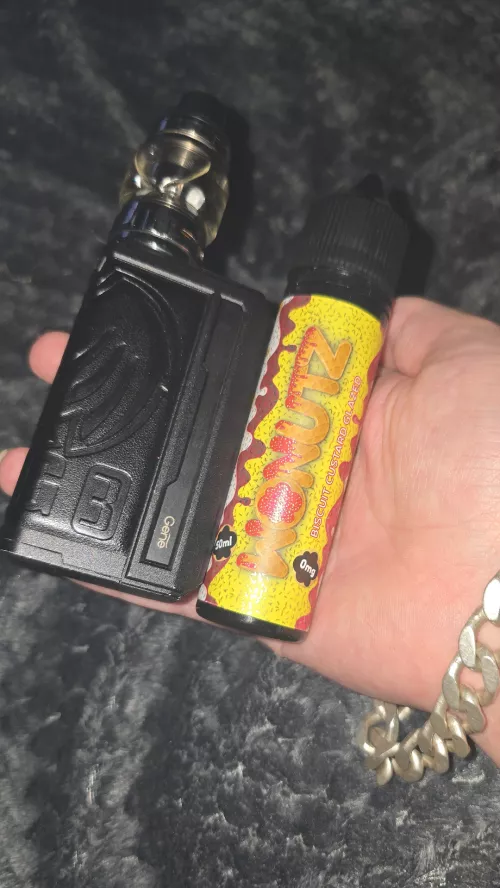 Voodoo drag 3 with the uwell valyrian 2 tank and the juice I'm daily driving at the moment