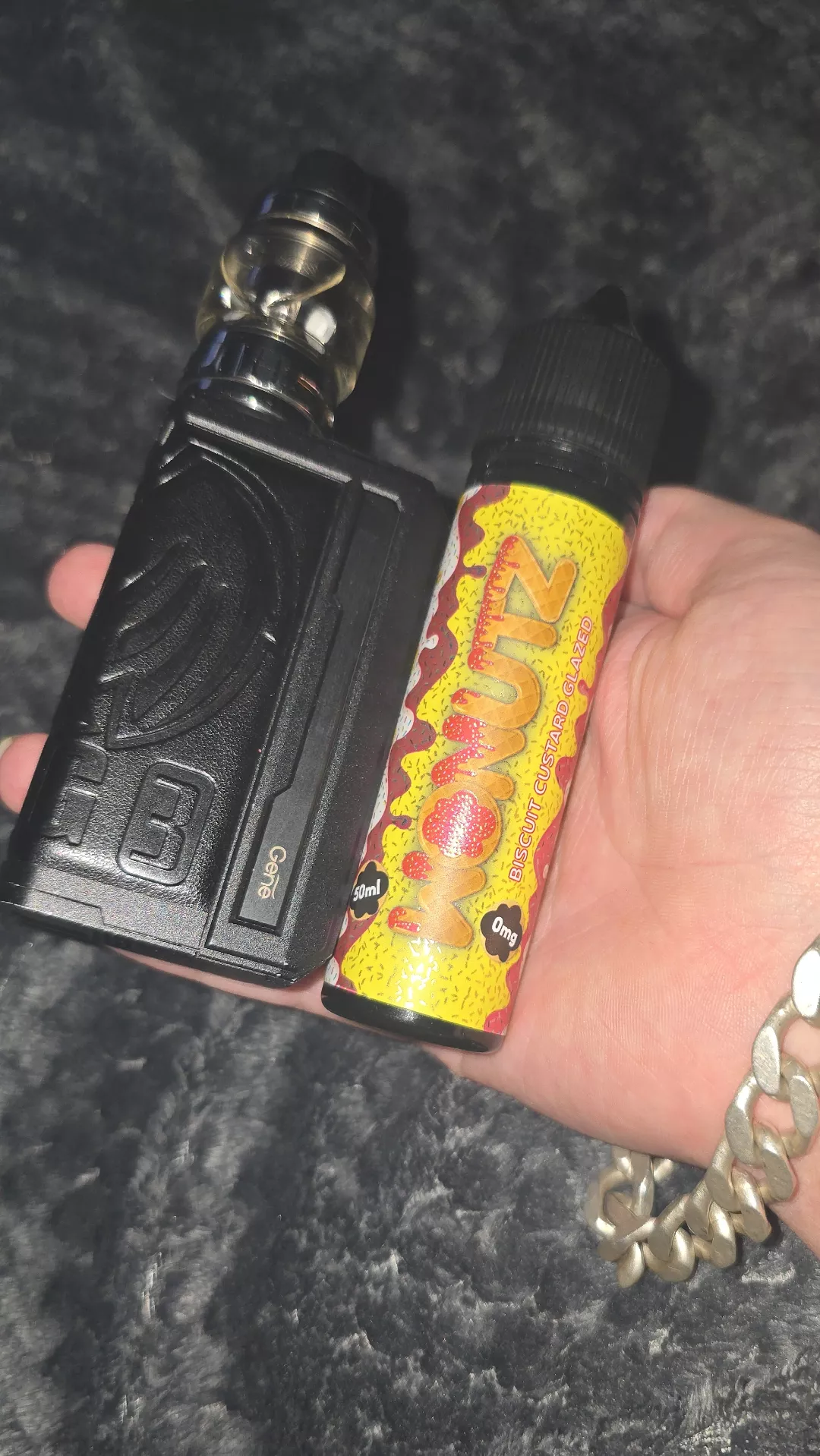 Voodoo drag 3 with the uwell valyrian 2 tank and the juice I'm daily driving at the moment