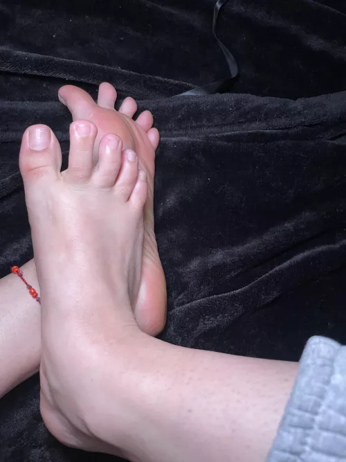 You know you have cute feet when you take off the acrylics and polish and they’re still looking this good 