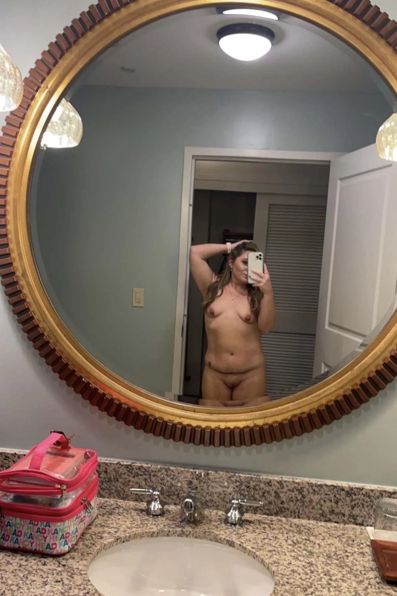 Anybody into thick hot wives!