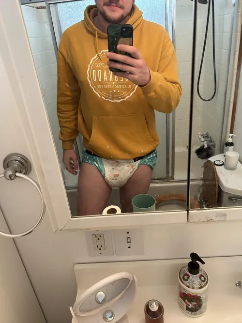 Mommy told me not to touch my diaper until she's done with her date...