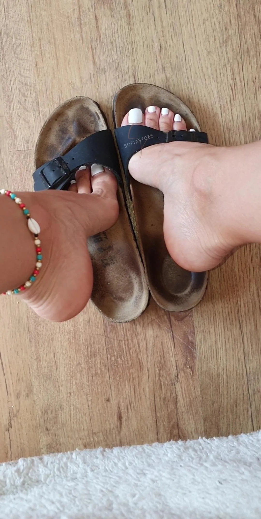 Sandals and anklets always gets your attention right?