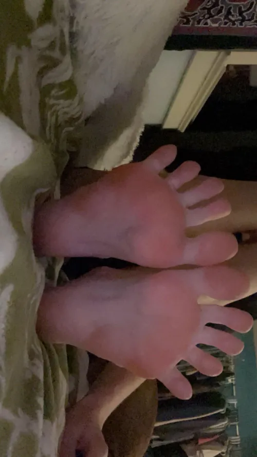 Selling custom pictures, videos, and video calls rn!!