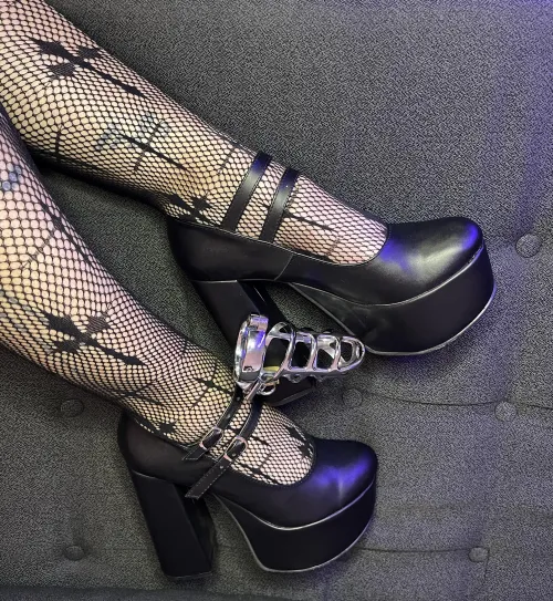 Take off my shoe and free my feet