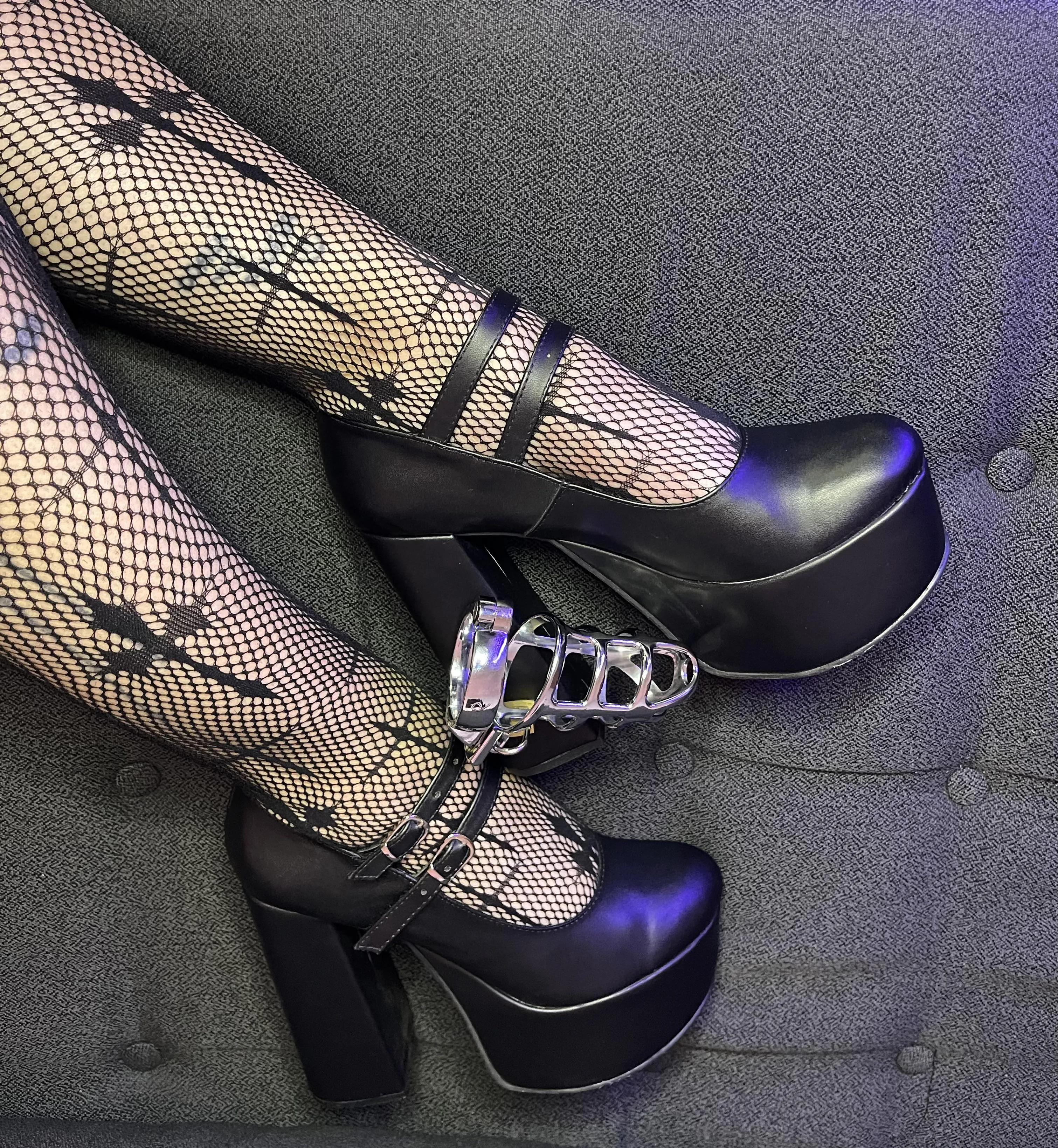 Take off my shoe and free my feet