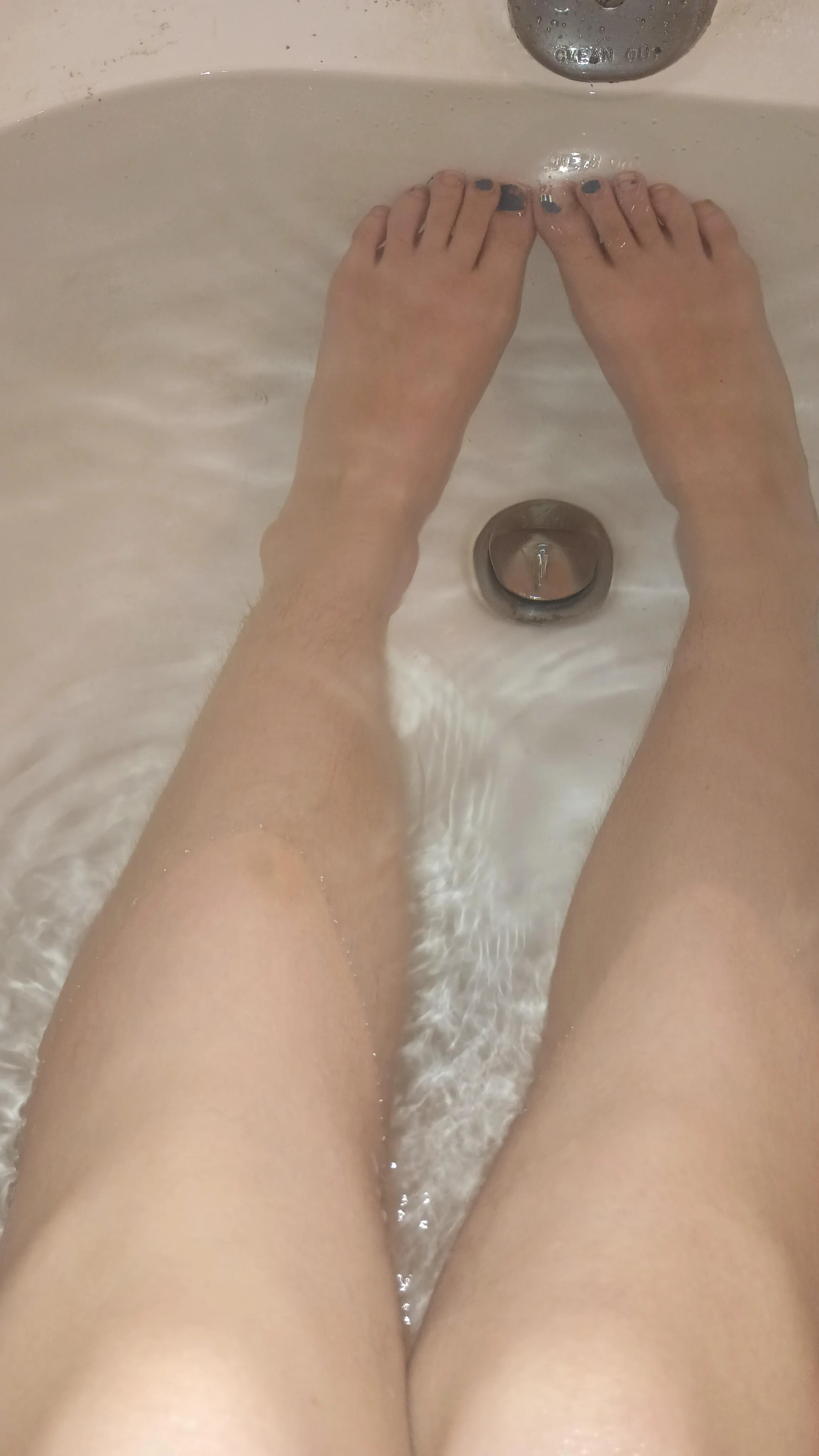 Took a bath earlier now send for getting to see this goddess feet.