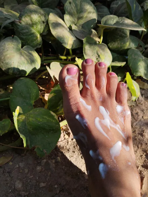 Want video of me applying lotion on my feet dm me selling right now