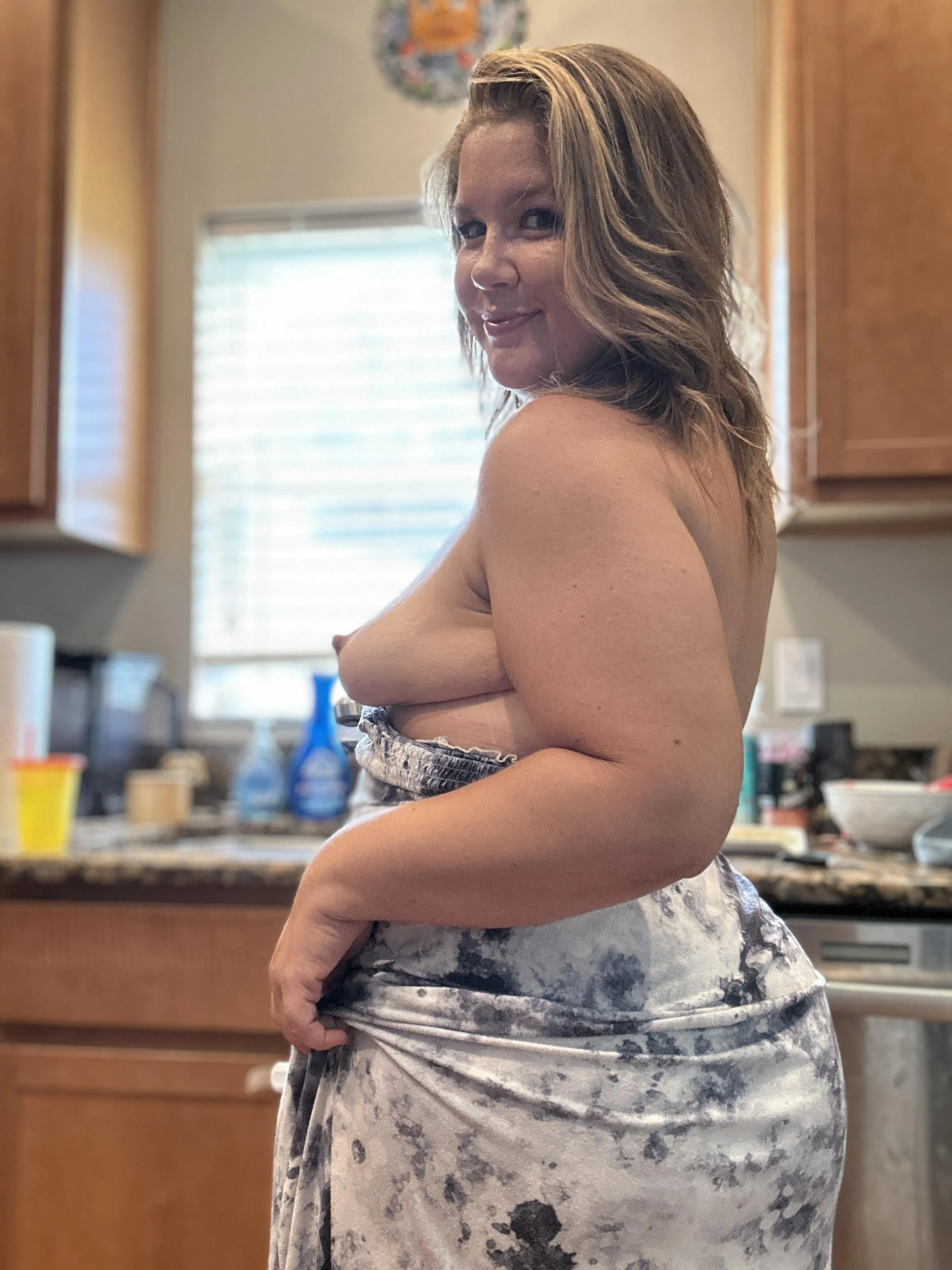 cleaning up before tonights gangbang parttayyy hehe i wish you could cumm..window open for the neighbors...