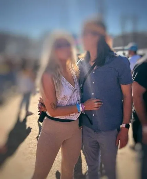 Looking for a good bull to help with the wifey! Couples welcome also. Please send pics.