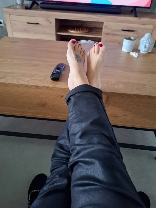 Qui veut bien lui masser les pieds ?