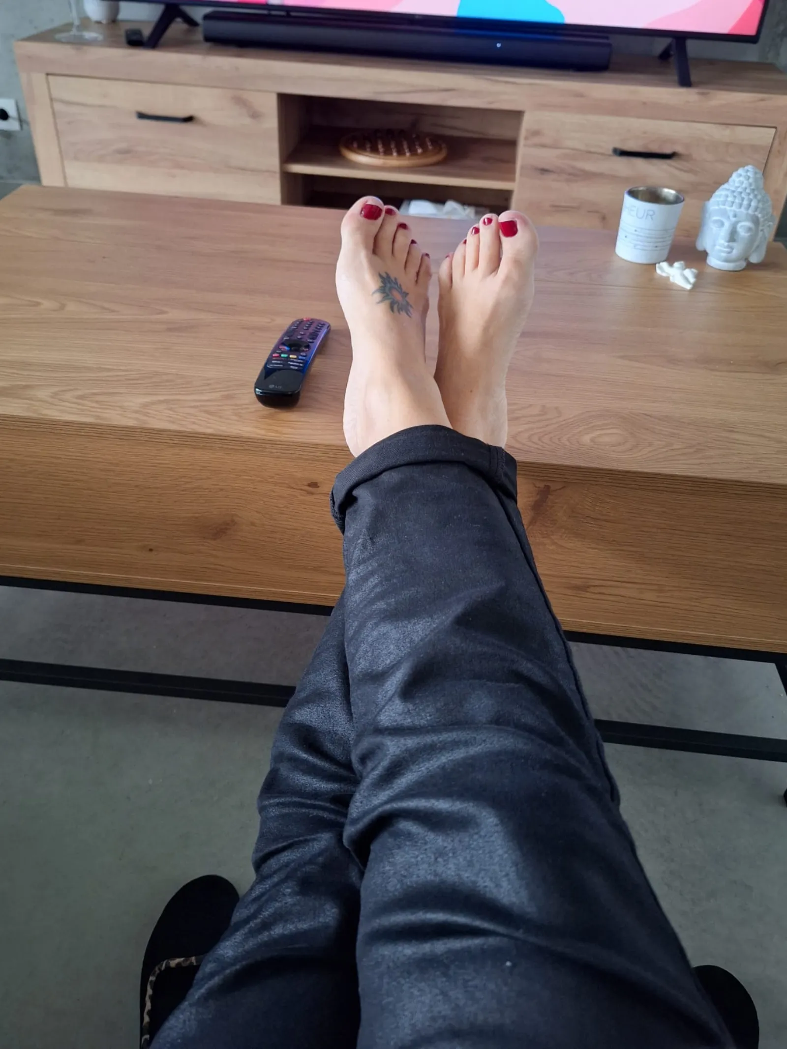 Qui veut bien lui masser les pieds ?