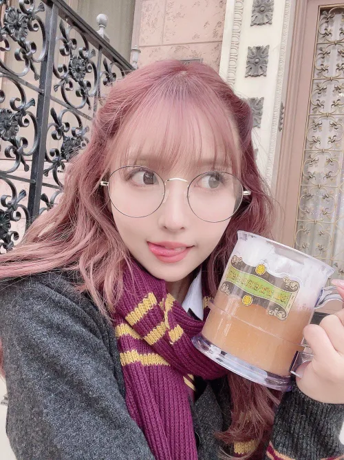 She looks cute in pink tho