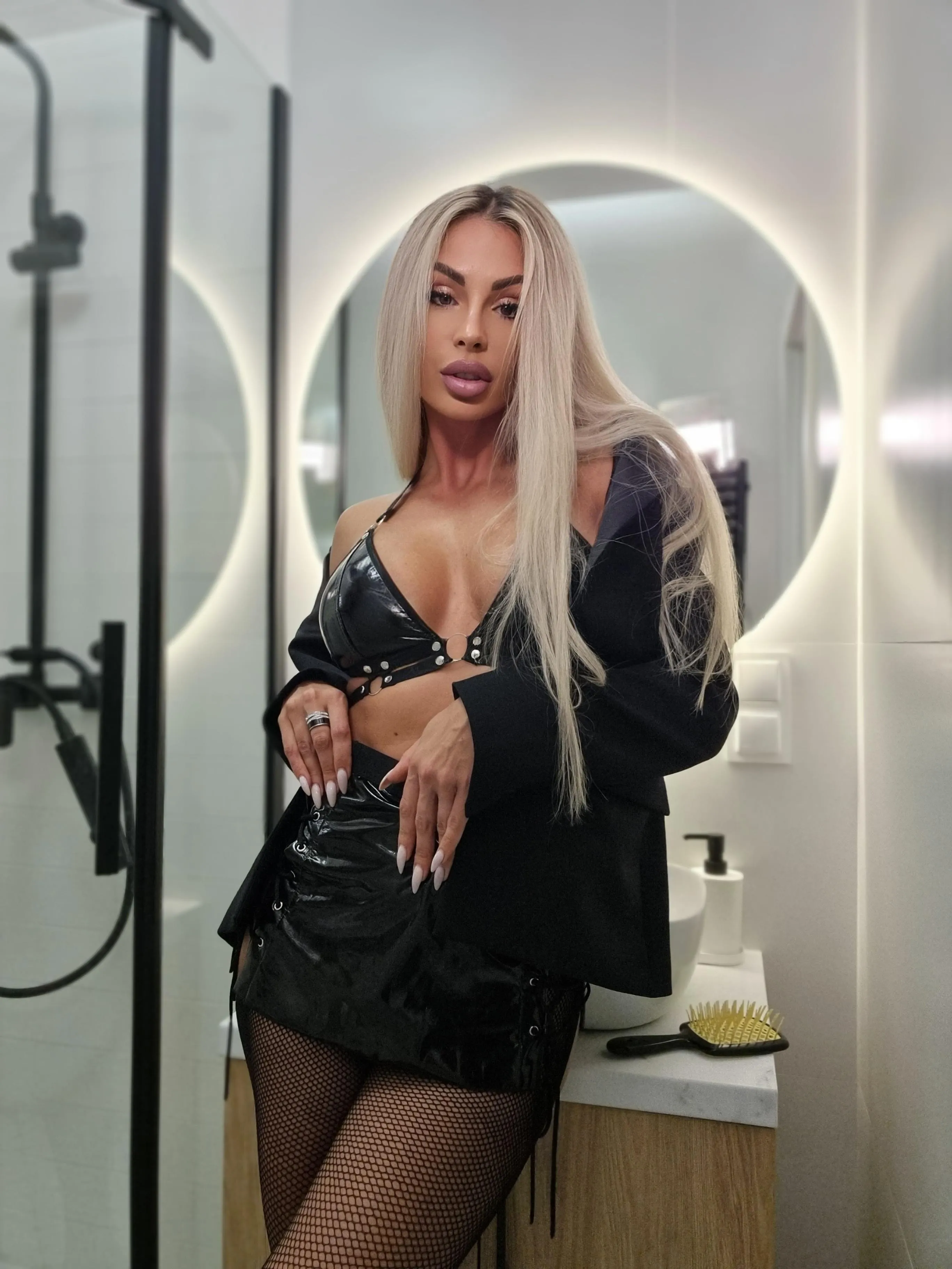 Total black outfit with net stockings