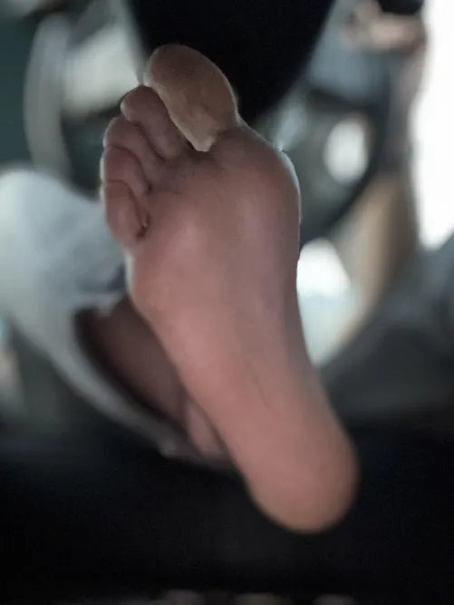 11.5/44 (IE) - a little smoke session, while you suck and lick these soles/toes.