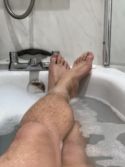 [32] Bi. Just something about feet in a bath