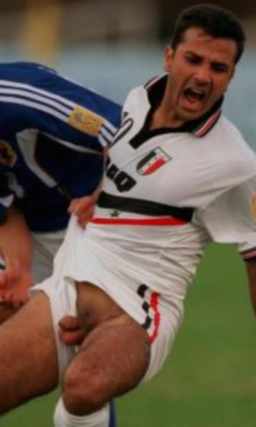 Asian Cup 2000. Quarter Final. Japan vs Iraq. Ryuzo Morioka of Japan (izquierda) tries to get to the ball ahead of Iraq's Abbas Obeid Jassim (derecha). Photo: Matthew Ashton.