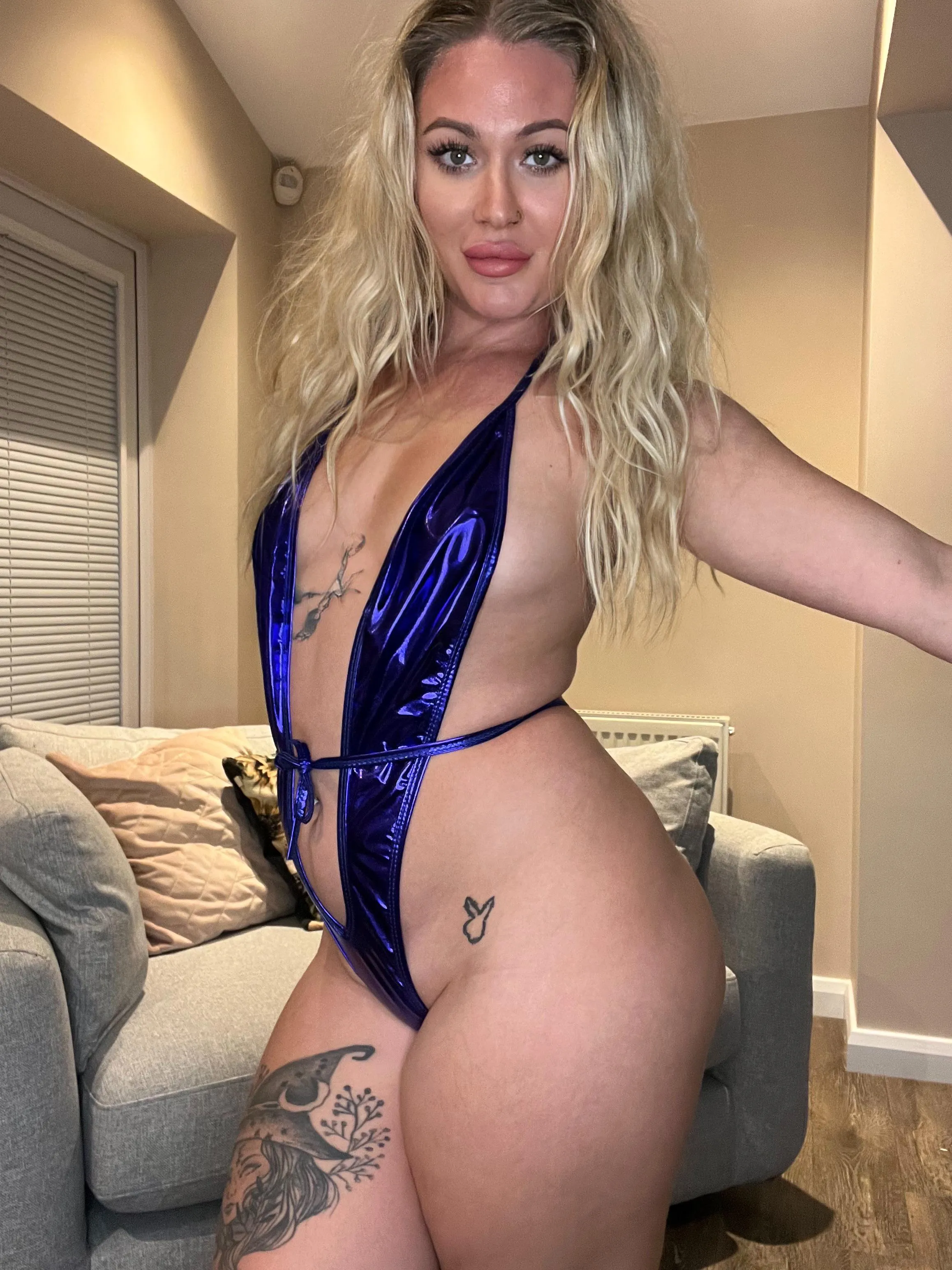 Blondes look super sexy in blue don’t you agree